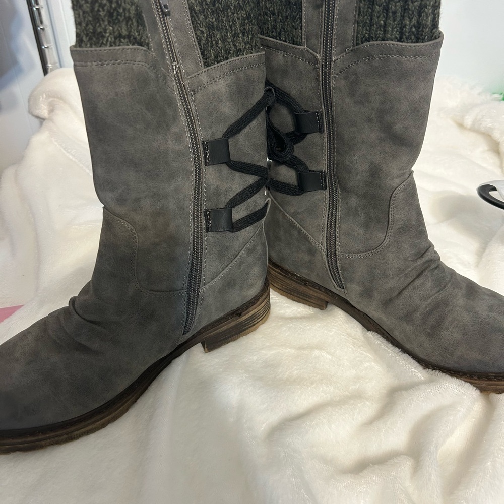 Gray Women's‎ rieker Boots size 7/38. Preowned condition. Military style. Zipper